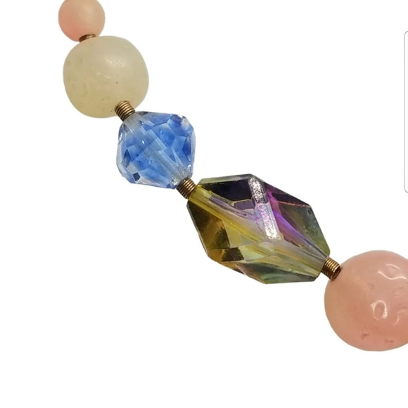 VINTAGE 1950s PASTEL & AURORA BOREALIS ACRYLIC BEAD NECKLACE - Picture 4 of 7